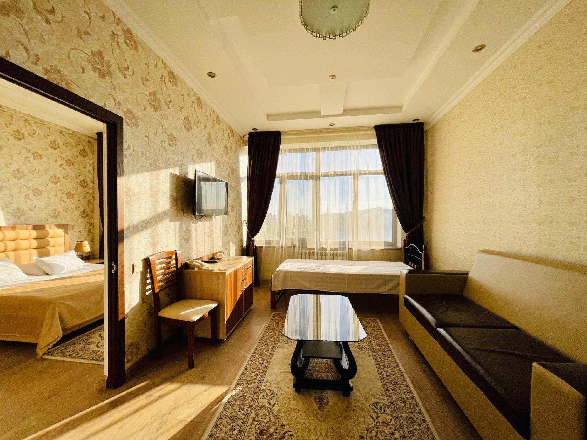 Dostyk Hotel Къзълорда Екстериор снимка